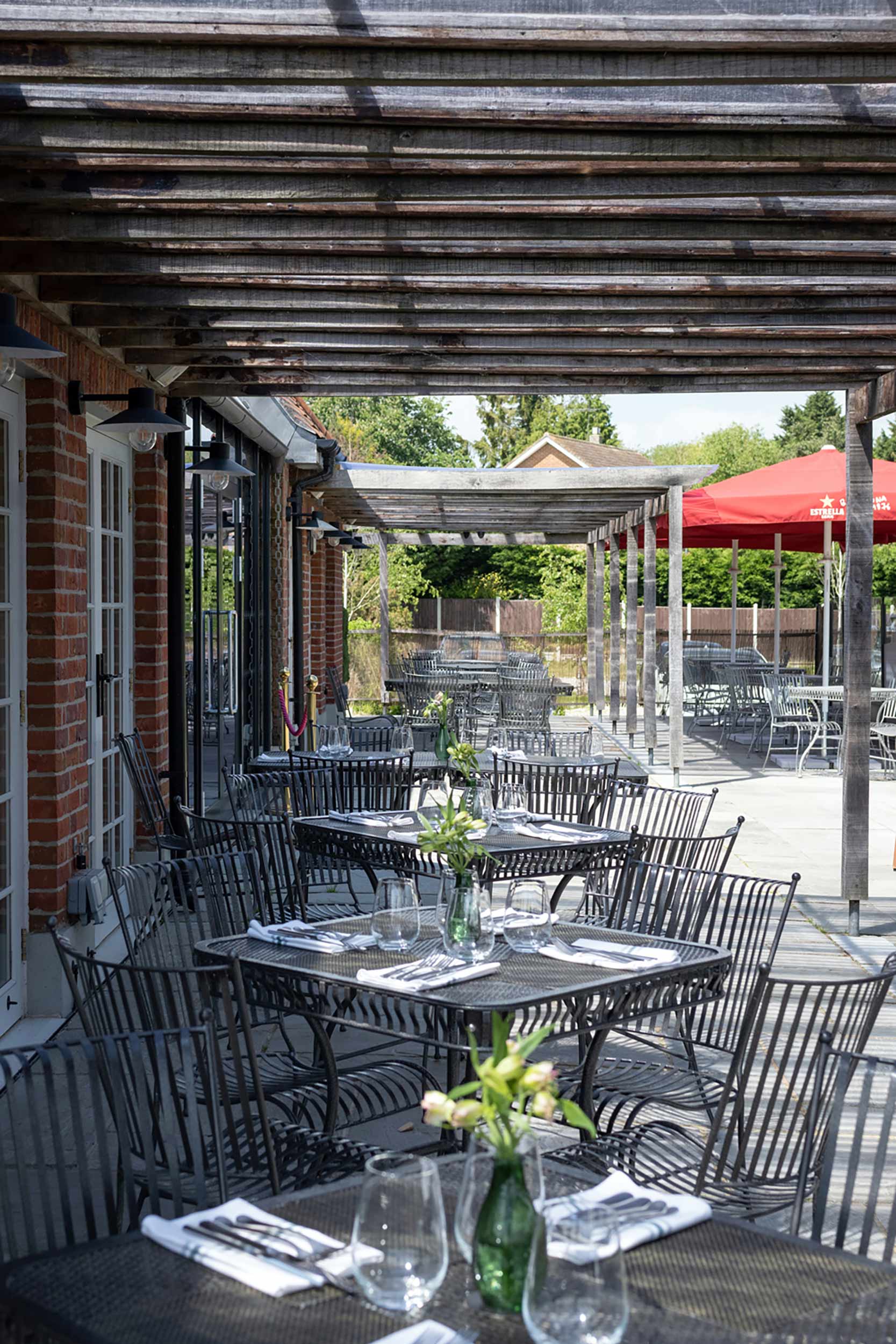 Families enjoying May Bank Holiday fun and live entertainment at Galvin Green Man Essex.